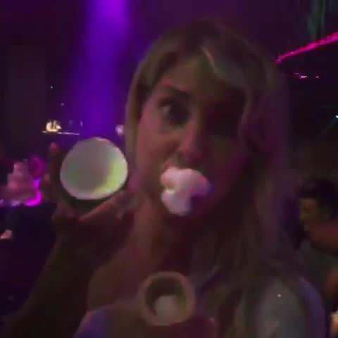 Giulia Siegel schluckt