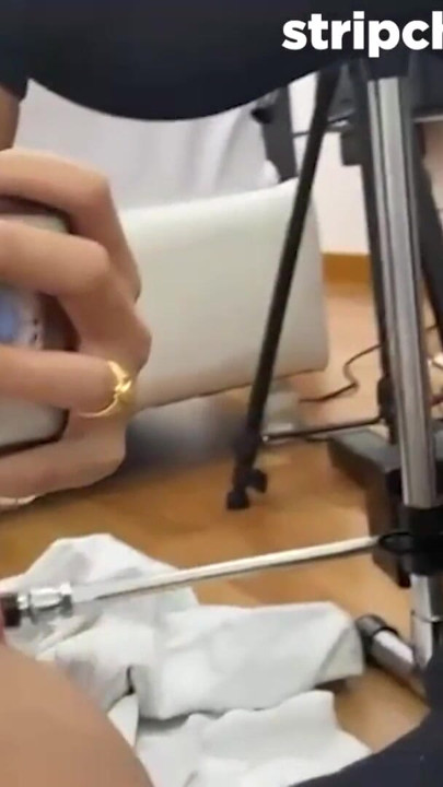 สาวเซ็กซี่ใส่ถุงน่องรับการเย็ดลึกจากเครื่องจักร - Alika_Key | คลิป 1