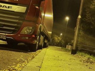 Naakt lopend op vrachtwagenparking