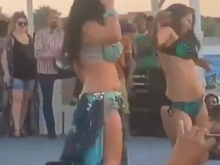 Ehefrau tanzt sexy