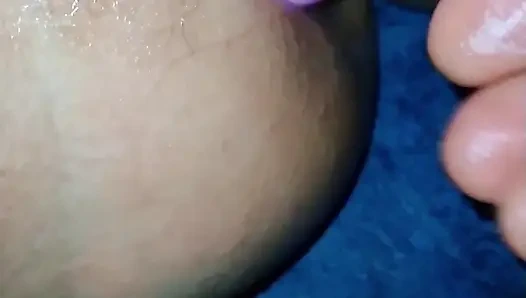 Açgözlü evli kadın yeni seks oyuncaklarını keşfediyor (bölüm 3): hepsi aynı anda ve gerçek, büyük bir yarak.