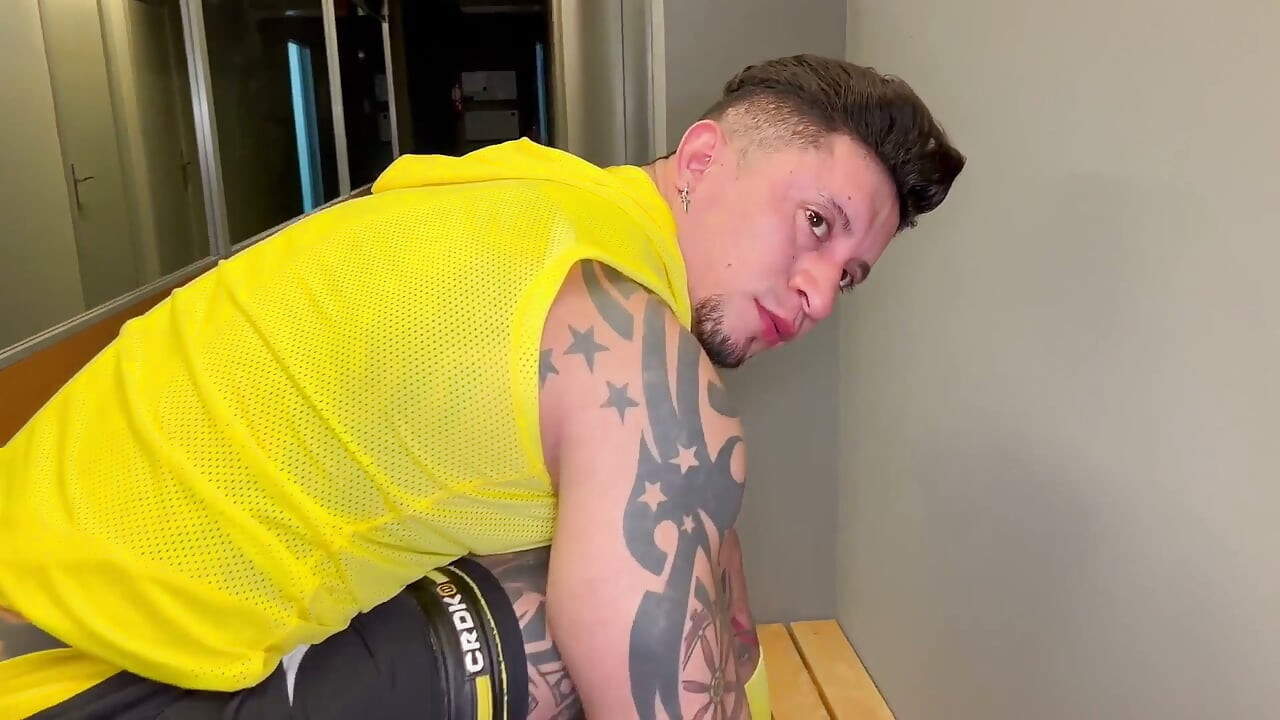Favio Vader fucks bareback Freddy Salvador's big smooth and tattooed ass