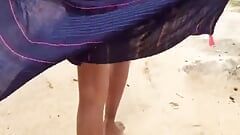 Une Sri-lankaise s’amuse à la plage