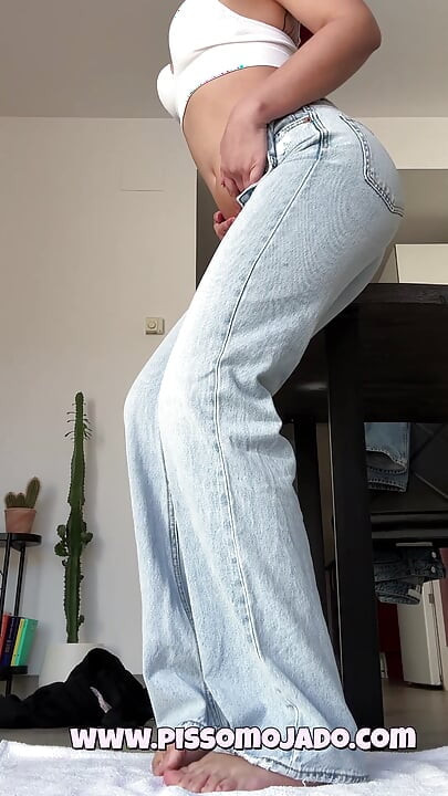 Omorashi chica mojando sus jeans a propósito: estaba desesperada con un enorme bulto vesical para mear mis pantalones para ti