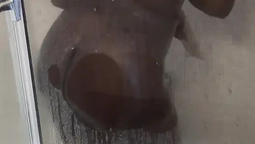 Afrikanisches paar fickt in der dusche ...