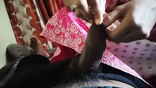 Hintli evli kadın sakso çekiyor ve ağzına boşalıyor ve yüzüne boşalıyor