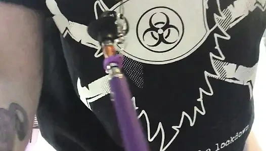 Çıplak bacaklarıma işiyorum