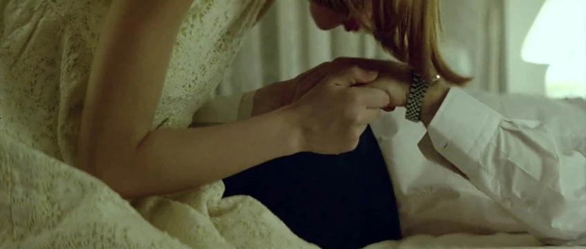 Dogtooth - Kynodontas (2009) 018 Mari Tsoni