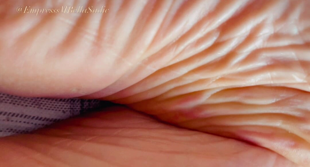 Perfect feet, soles, toes and nails
There is nothing more delicious than EmpressBellaSadic's feet, with the smell of female sweat