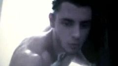 Azeri heterosexueller Typ wichst seinen Schwanz in der Dusche vor der Kamera