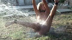 セクシーなサブビアンカが屋外でサディスティックな男に水の屈辱に支配される