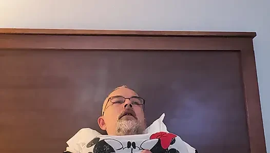 Doğum günü karısının kıyafetleriyle mastürbasyon yapıyor