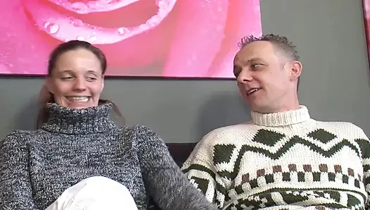 Sexy deutsches schätzchen teilt schwanz mit bi-typen in einem heißen dreier