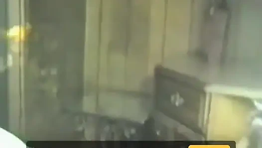 İki adam küçük memeli bir sarışını sırayla alıyor