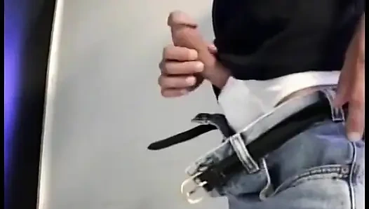 Typ hat oralsex und befördert trashige hure im badezimmer