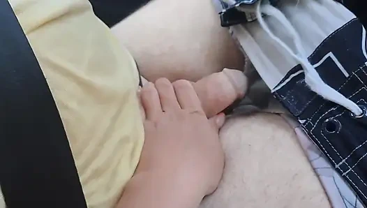 Öffentlicher auto-handjob von der jungen emma, während wir in der waldstraße fahren