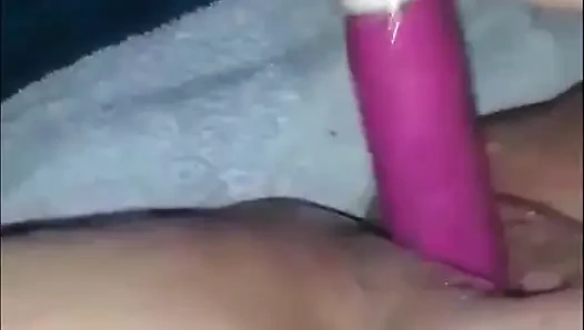 Dildoyla sikilirken fışkırtmalı amcığın kısa derlemesi
