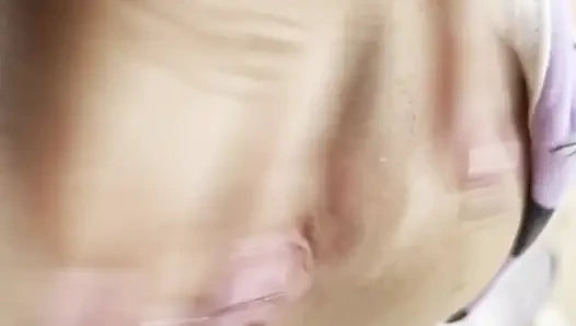 Wanita ini menunggu semua orang keluar rumah supaya dia bisa pergi ke teras rumah dan masturbasi memek merah mudanya sepuasnya.