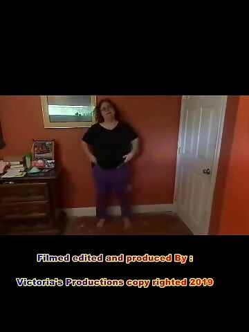 침대에서 놀고 있는 간호사 Vicki