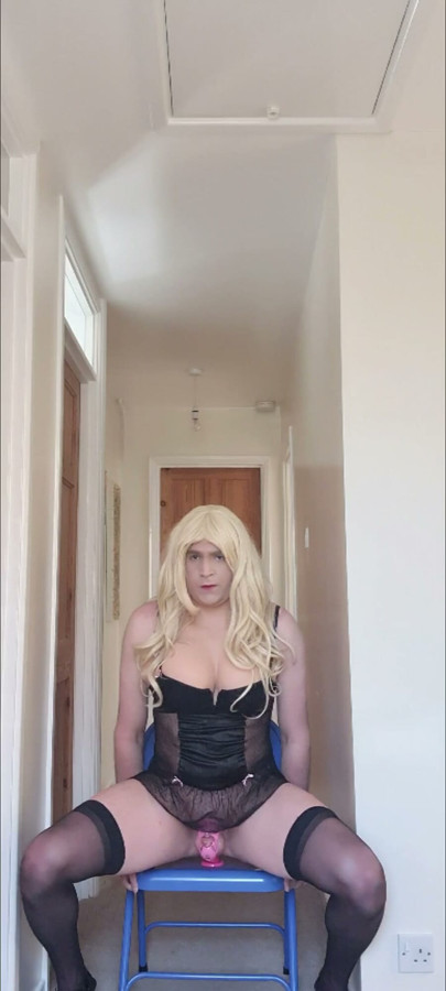 Sissy qui rebondit sur un jouet