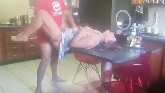 Шурин заставляет меня громко стонать на кухонном столе