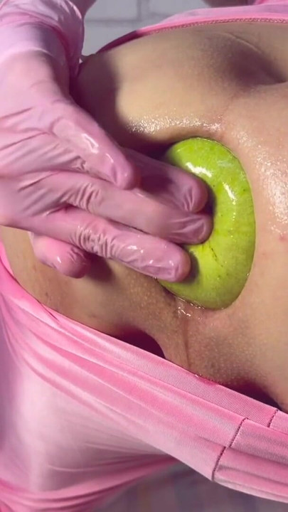 Một quả táo lớn trong lỗ hậu của femboy. cận cảnh lỗ rộng - kéo dài, há hốc mồm, xì hơi | Đoạn video ngắn 1