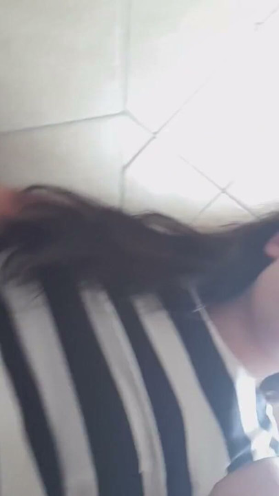 Puta graba cómo mea en el inodoro, lame el asiento del váter, se frota el coño | Clip 2