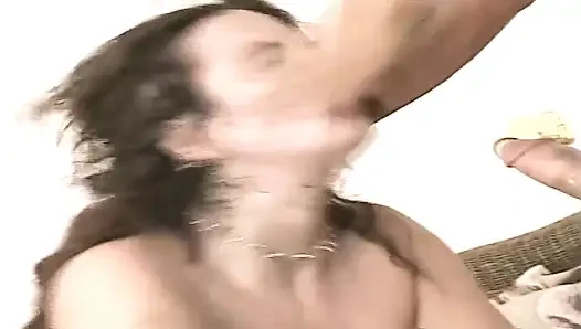 Vollbusige brünette MILF erträgt harten sex und explosive gesichtsbesamung