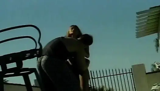 Exotische schönheit reitet schwanz am pool