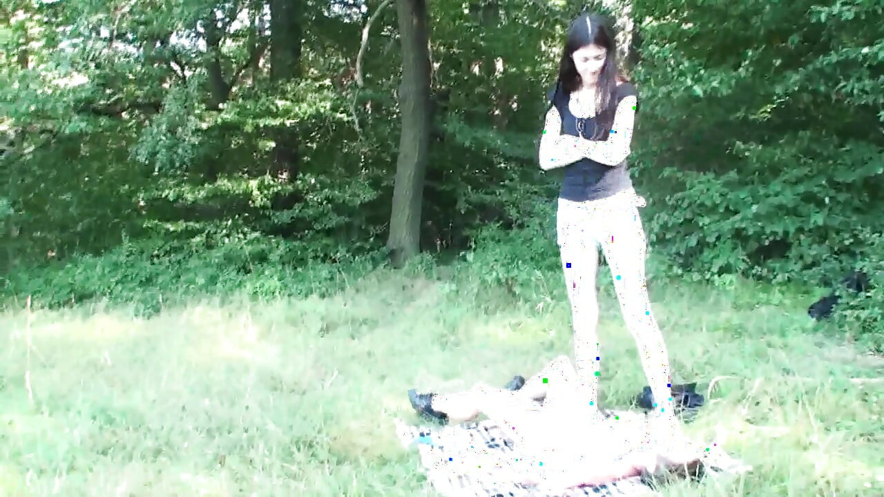 Human trampling mat for picnic