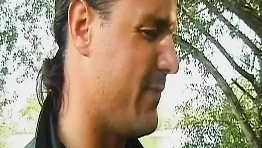 Татуированную немецкую крошку-милфу-блондинку трахает огромный член на улице