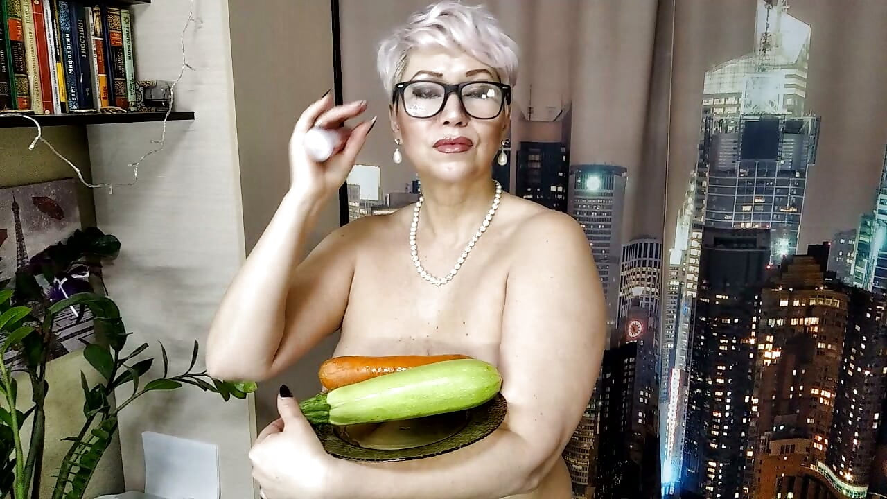 Büyüleyici Olgun Bir Kadın ve Bir Kabak...))