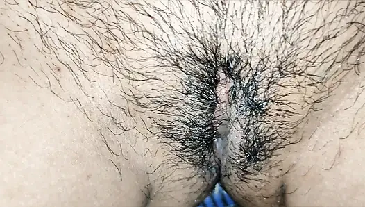 Air dilepaskan dengan menyentuh gadis seksi, bahan untuk bercinta.