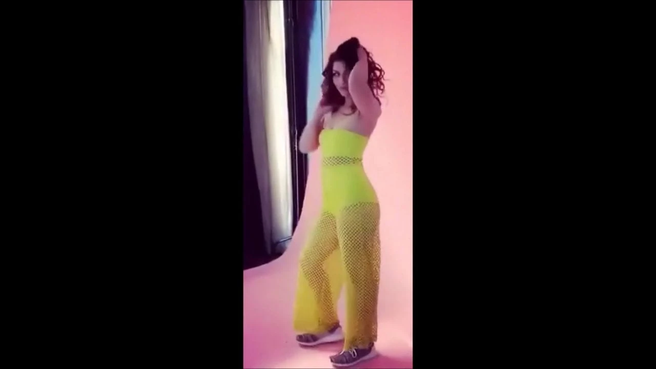 Melissa Benoist e Juliana Harkavy clip di culo