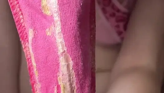 Фемдом: Красотка Ссыт В Грязные Трусы Волосатой Киской Крупным Планом