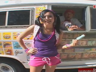 Teen Girl mit kleinen Titten in Rollerblades abgeschleppt für Autosex