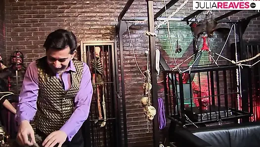 Ateşli kız büyük bir yarağa binerken başka biri büyük zevkle klitorisini yalıyor