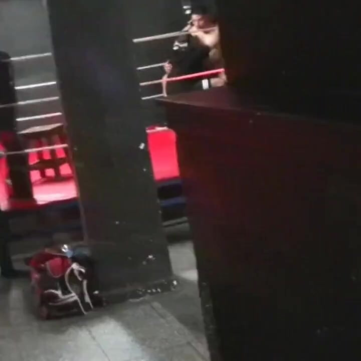 John Rodriguez Madrid'de John Mezza tarafından korunmasız kullanılıyor