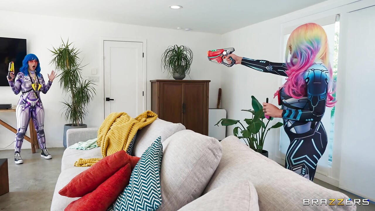 Brazzers - Kali Roses og Charli Phoenix får tepose og elsker det i Fræk 3some