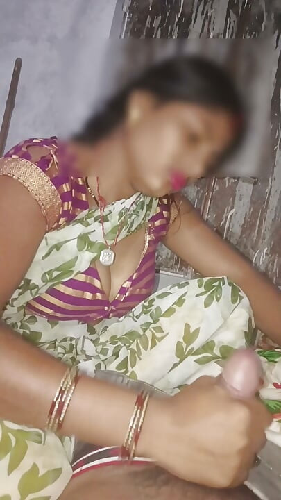 Water came out of the maid's land, the owner sucked the land, sucked it, and did a Hindi audio.