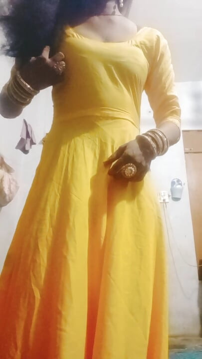 Urvashi Rani silk salwar phenke ghar ke andar ghapaghap krrhi thi