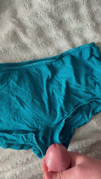 妻のパンティに精液を 2