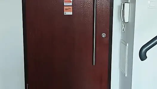 Büyük memeli iş kadını mutfak masasına işiyor
