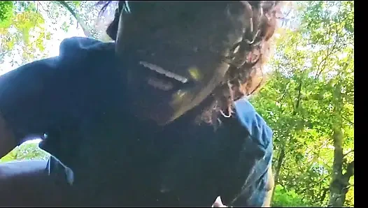 Милфе лижут ее киску и трахают у реки