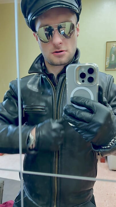 Tam deri kıyafetlerle polis memuru Kinkysirius kameranın önünde bir striptiz sahneledi!