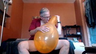 Balloonbanger 43) die zich aftrekt op drie kapotte ballonnen 9-21