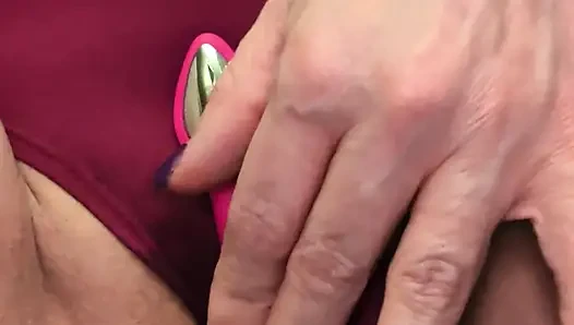 Milf-MILf tränkt ihr höschen mit üppigem mini