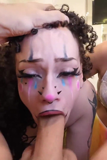 Clown Town ep.2: mangia il culo, squirting sborra pagliaccio troie