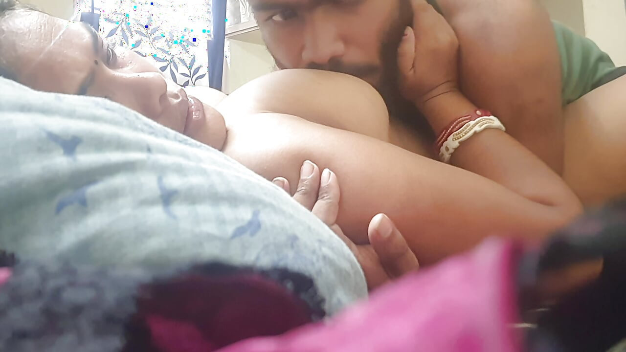 Heißes bhabi will massage mit ihrem devar und devar fickt sie und zufriedenes bhabi, volles Hindi virales video