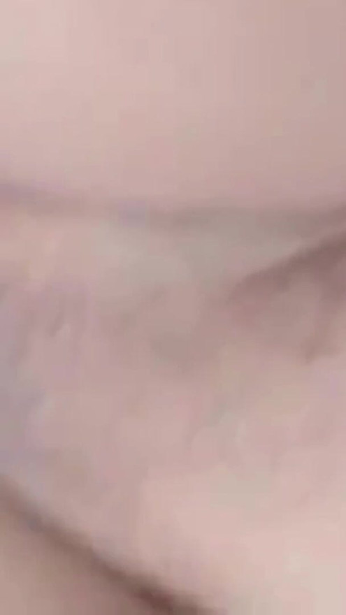 La femme salope infidèle me suce la bite dans la rue puis je l’ai emmenée chez moi et je la baise | Clip 1